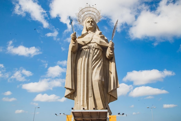 Photo santa cruz, brésil - 12 mars 2021 : la plus grande statue catholique du monde, la statue de santa rita de cassia, haute de 56 mètres, située dans l'arrière-pays nord-est.