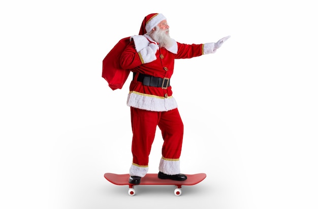 Santa faisant du skateboard ou du longboard et tenant un sac plein de cadeaux sur fond blanc.
