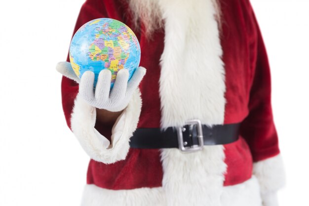 Santa a un globe dans sa main