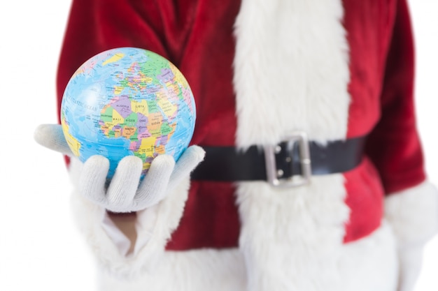 Santa a un globe dans sa main