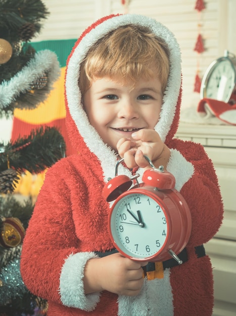 Santa kid boy noël heureux enfant avec horloge cadeau