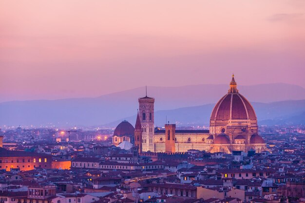 Santa Maria del Fiore le Duomo de Florence au coucher du soleil