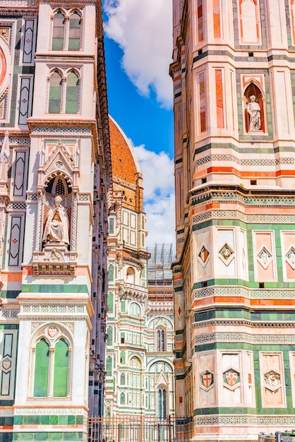 Santa Maria del FioreCattedrale di Santa Maria del Fiore et clocher de Giottos Campanile di Giotto sur la place de la cathédrale de Frorence Piazza del Duomo Italie