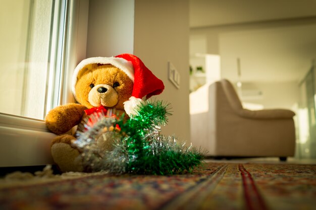 Santa Teddy Bear à la maison en attendant Noël