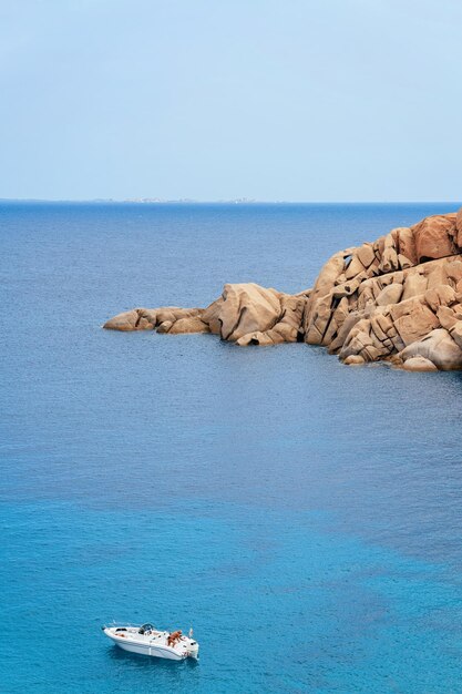 Santa Teresa Gallura, Italie - 9 septembre 2017 : Bateau sur la mer Méditerranée à Capo Testa à Santa Teresa Gallura, Sardaigne, Italie. Navire et eau bleue.