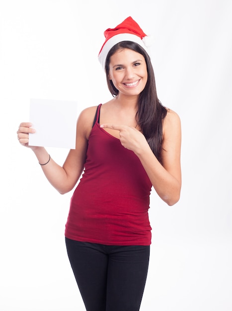 Santa woman montrant une carte vierge ou note