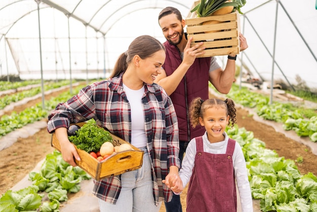 Santé alimentaire et agriculture avec la famille à la ferme pour la durabilité et la croissance du printemps Agro aide et plante avec mère et père agriculteur et fille se liant avec une boîte de légumes pour le style de vie du jardin