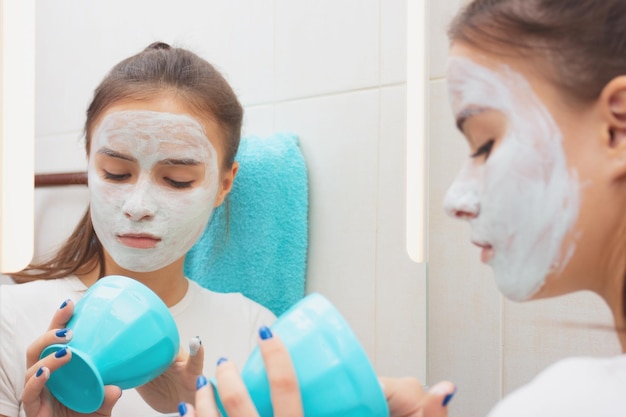 Santé et beauté. Soins de la peau du visage. La jeune fille fait un masque facial de nettoyage hydratant