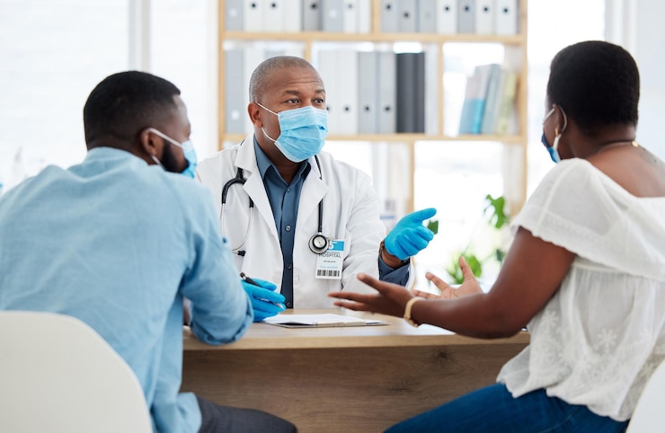 Photo santé covid et médecin consultant un couple noir dans un hôpital pour une assurance ou un traitement de bien-être soins médicaux ou confiance avec un professionnel de la médecine parlant à un homme et une femme dans une clinique