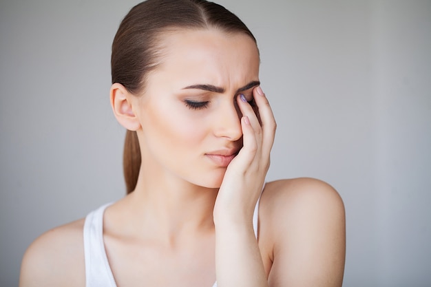 Santé et douleur à la tête. Belle femme, avoir, fort, mal tête, ressentir douleur