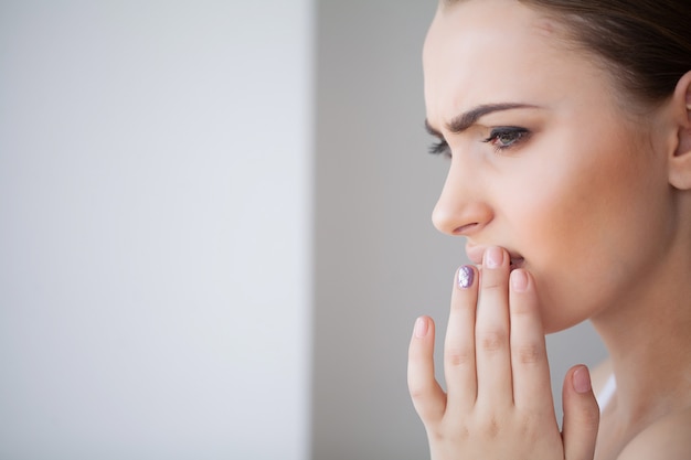 Santé et douleur à la tête. Belle femme, avoir, fort, mal tête, ressentir douleur