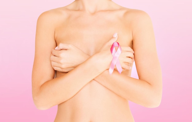 santé, médecine, concept de beauté - femme nue avec ruban de sensibilisation au cancer du sein