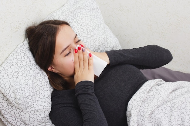 Santé et médecine. Une jeune fille est malade à la maison au lit.