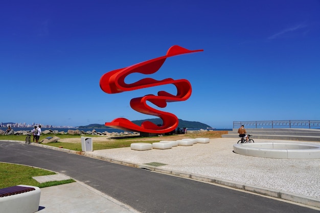 SANTOS BRÉSIL 16 MARS 2023 Exutoire marin ou Emissario Submarino à Santos Monument en l'honneur de 100 ans d'immigration japonaise au Brésil