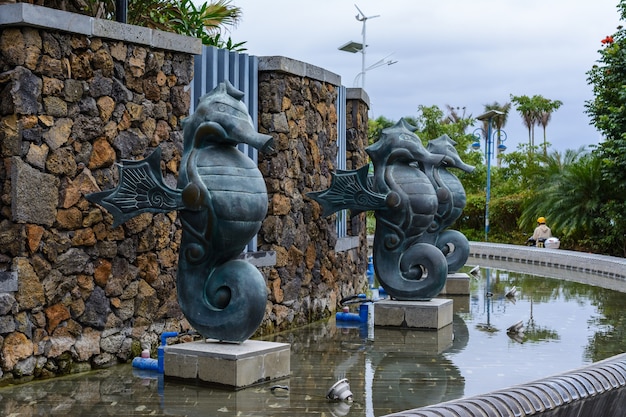 Sanya, Hainan, Chine - 20 février 2020 : Fontaine avec des statues d'hippocampes dans la rue de Sanya par temps nuageux.