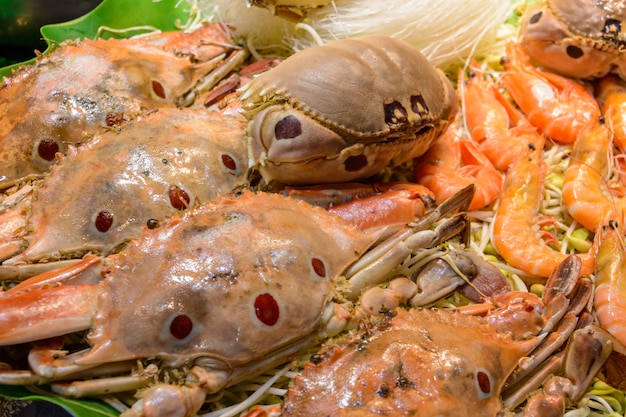 Sanya, Hainan/Chine - 7 janvier 2020 : nourriture de rue chinoise. Commerce de rue. Sortes chinoises de fruits de mer frais sur un marché asiatique de fruits de mer à Sanya, province de Hainan, Chine. Inscription : nom de la nourriture.