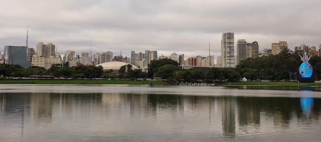 Sao Paulo Brésil Ibirapuera park lac et fontaines bâtiments paysage urbain