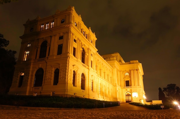 São Paulo, Brésil. Palais historique du musée d'Ipiranga au parc de l'indépendance, éclairé la nuit