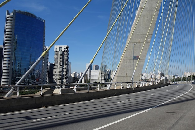 Sao Paulo Brésil pont à haubans paysage urbain rivière Tiete ponte estaiada