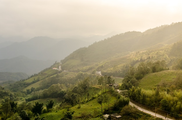 Sapa Valley City dans la brume du matin, Vietnam