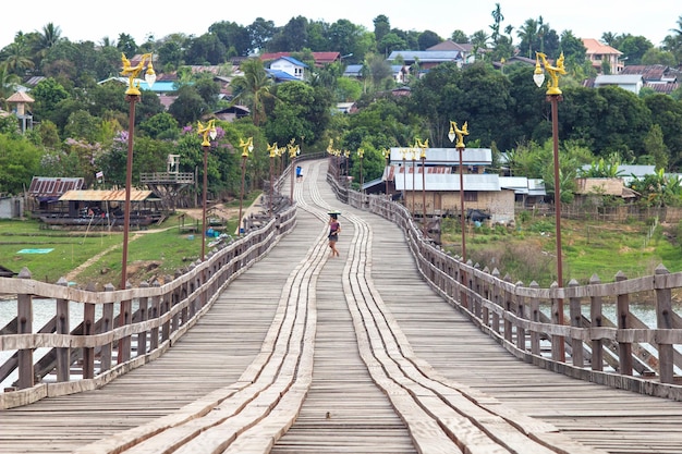 Saphan Mon ou Mon Bridge est le plus long pont en bois fait à la main en Thaïlande