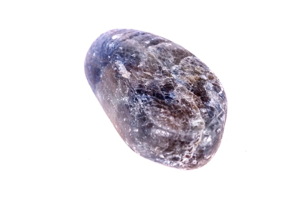 Saphir pierre minérale macro sur fond blanc