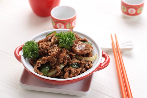 Sapi Lada hitam, cuisine indonésienne et chinoise, boeuf sauté avec sauce au poivre noir et poivrons rouges, Servi sur plaque rouge