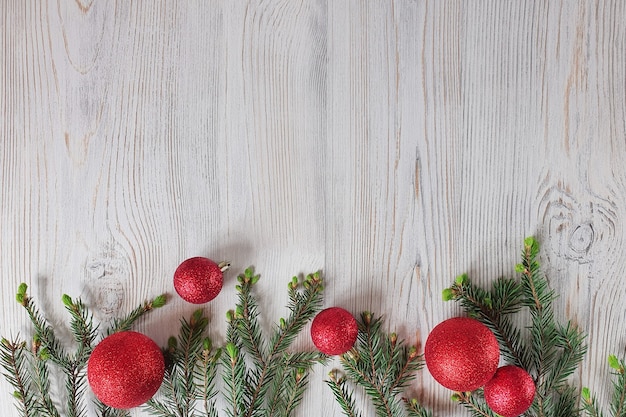 Sapin et boules brillantes rouges sur table en bois