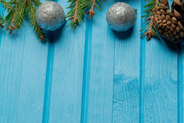 Sapin, branches d'épinette et jouets d'arbre de Noël sur bois bleu avec espace copie