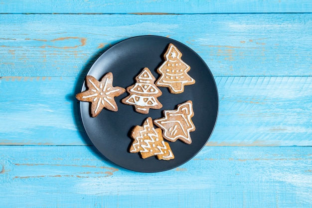 Sapin coloré, biscuits jouets épinette dans un plat sombre