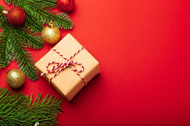 Sapin de décorations de Noël sur l'espace de copie de fond rouge