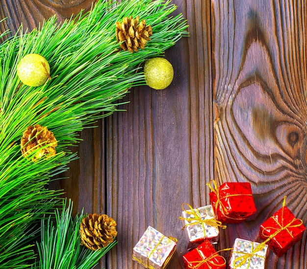 Sapin avec jouets et cadeaux sur fond de bois brun