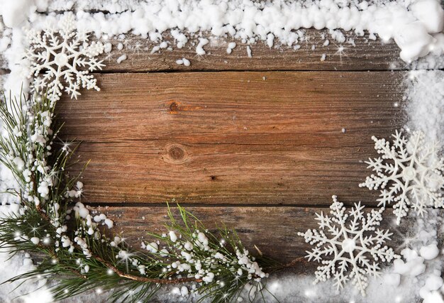 Photo sapin de neige avec des cônes sur l'espace de copie de fond en bois