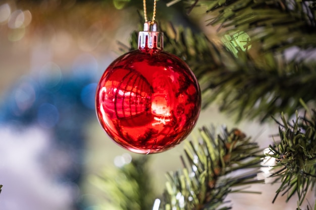 Sapin de Noël avec une belle décoration de Noël en flou