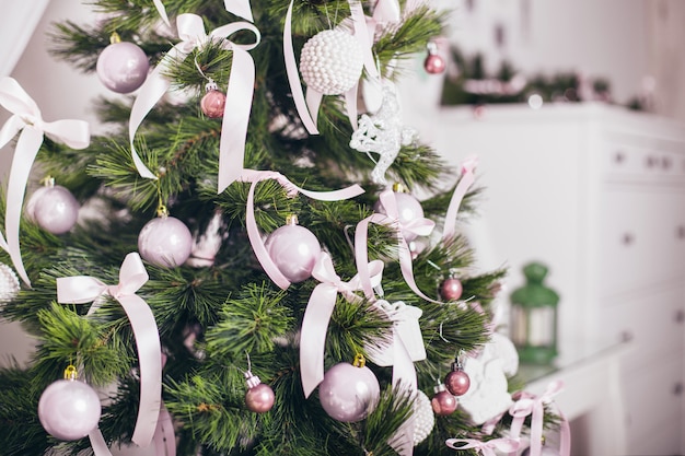 Sapin de Noël avec de belles décorations