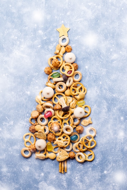 Sapin de Noël en biscuits sur bleu