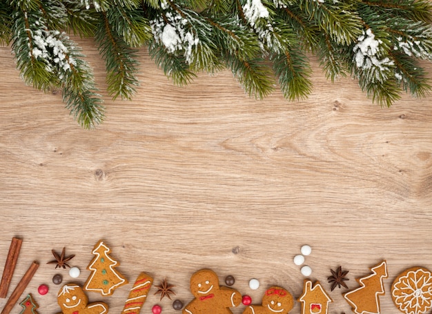 Sapin de Noël et biscuits de pain d'épice sur planche de bois