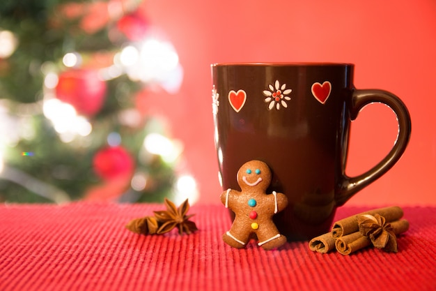 Sapin de Noël, biscuits de pain d'épice et thé