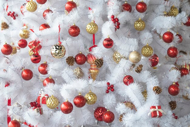 Sapin de Noël blanc ou argent avec jouets rouges, or, composition du nouvel an