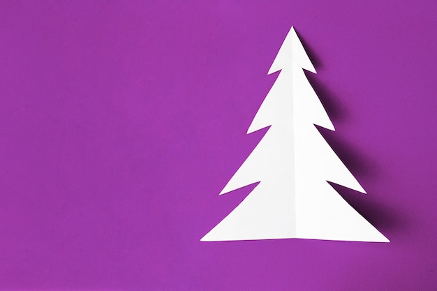 Photo sapin de noël blanc sur fond violet