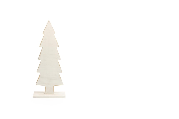 Un sapin de Noël en bois blanc sur fond blanc avec espace de copie