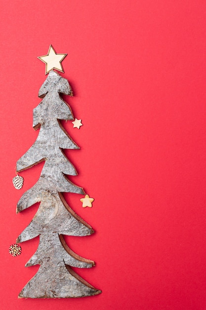Sapin de Noël en bois sur fond rouge. Carte de Noël.
