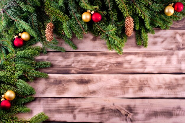 Sapin de Noël sur bois naturel