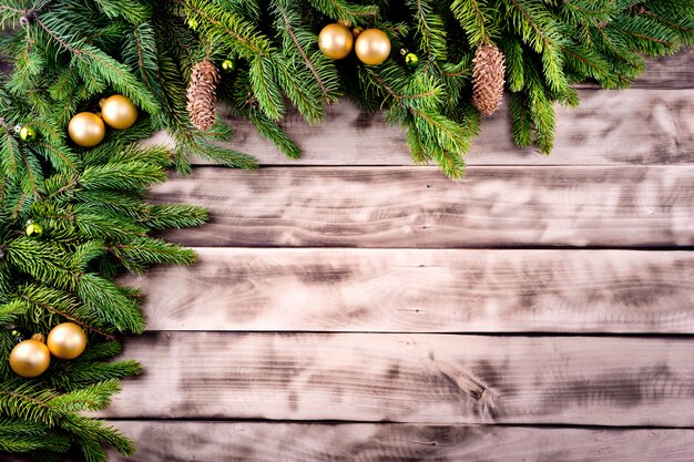 Sapin de Noël sur bois naturel