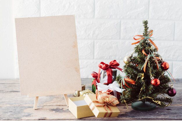 Sapin de Noël avec boîte-cadeau sur une table en bois