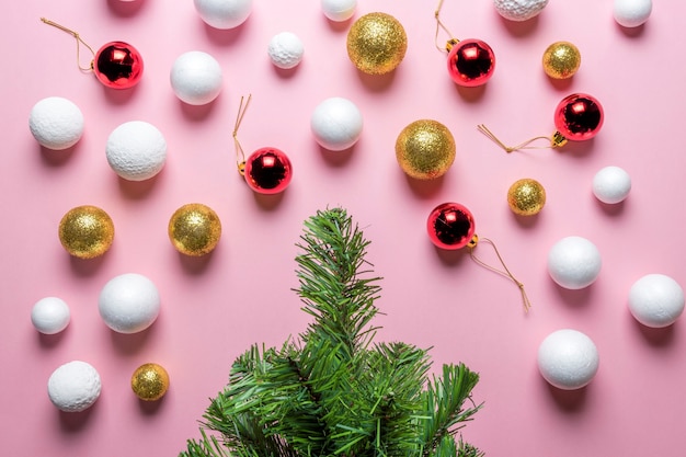 Sapin de Noël avec boules de décoration