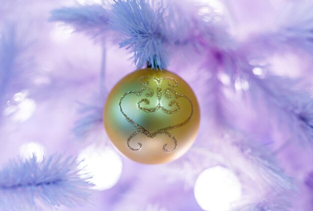 Sapin de Noël avec boules dorées. Fond de célébration du nouvel an concept. Photo en gros plan d'un sapin de Noël blanc décoré de boules dorées