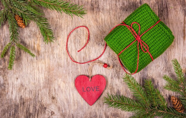 Sapin de Noël et cadeau tricoté