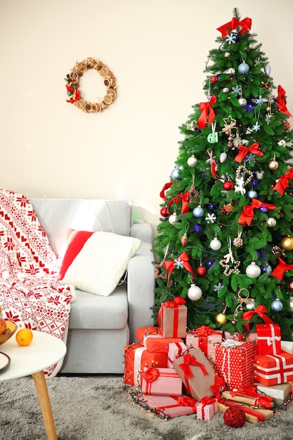 Sapin de Noël avec des cadeaux dans le salon