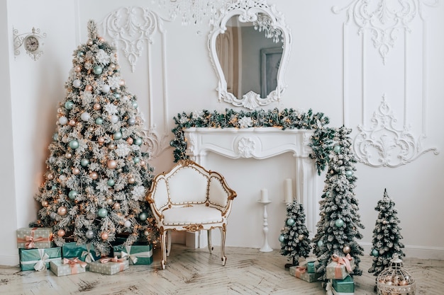 Sapin de Noël avec des cadeaux et un fauteuil vintage